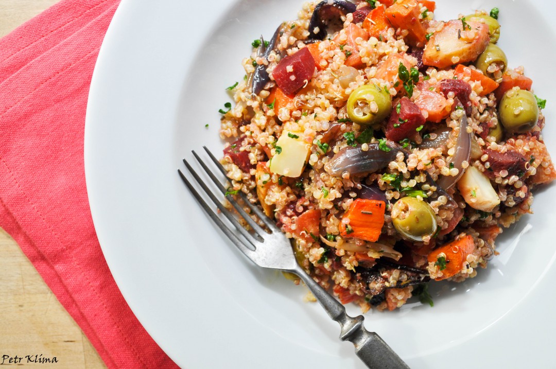 Quinoa s pečenou kořenovou zeleninou a olivami