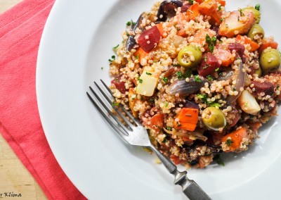 Quinoa s pečenou kořenovou zeleninou a olivami