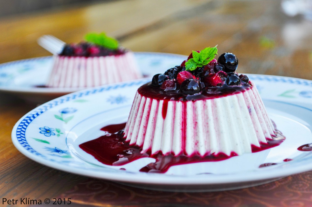 Vánoční ovesná panna cotta s brusinkovou omáčkou