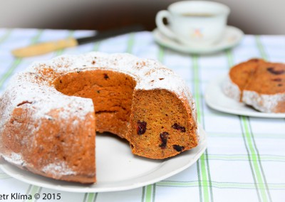 Vegan mrkvová bábovka  s brusinkami