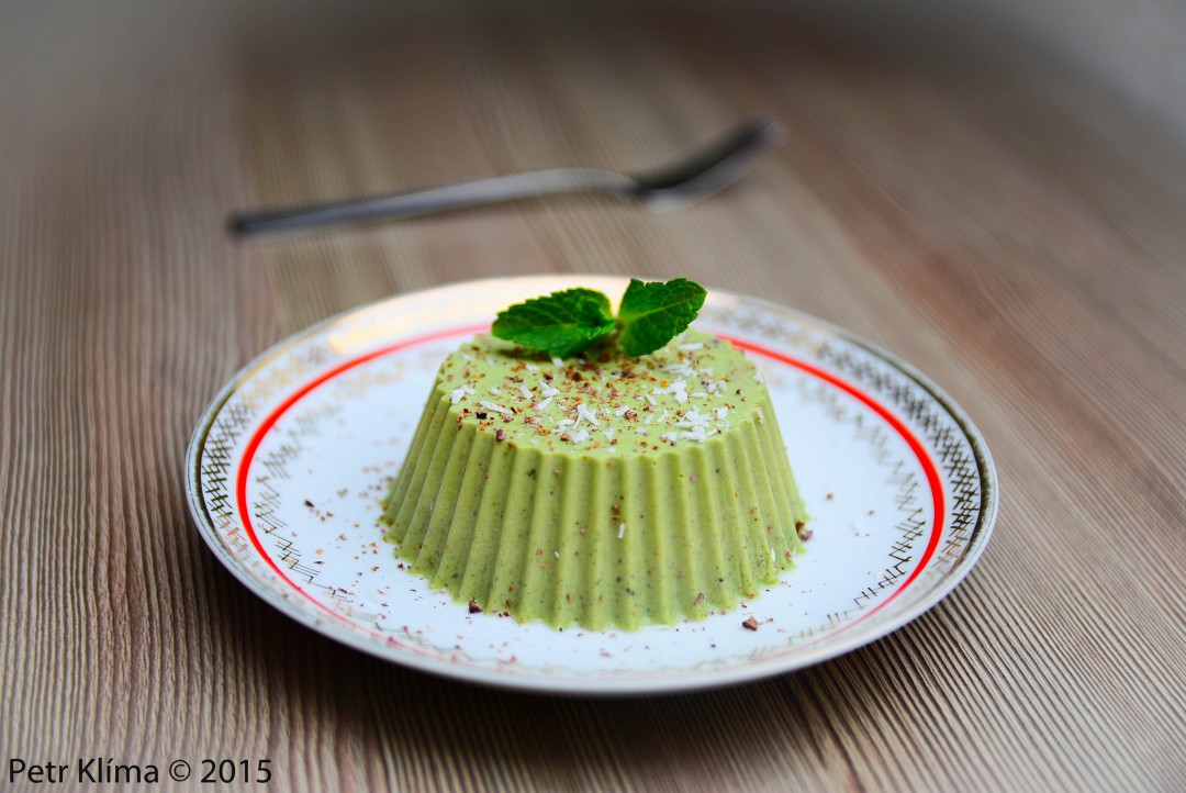 Green kokosová matcha panna cotta s kakaovými boby