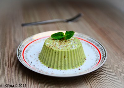 Green kokosová matcha panna cotta s kakaovými boby