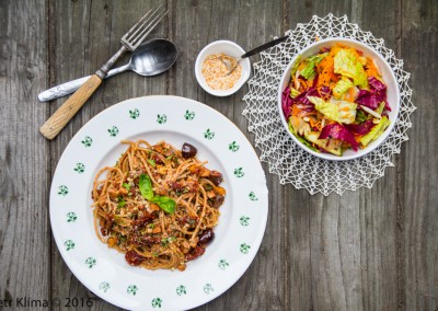 Špagety s tofu, olivami a vlašskými ořechy