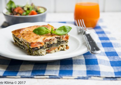 Špenátové lasagne s žampiony a rajčaty