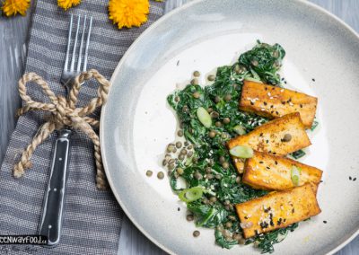 Špenát se zelenou čočkou a orient tofu s praženým sezamem