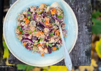 Quinoa s pečenou  kořenovou zeleninou a olivami