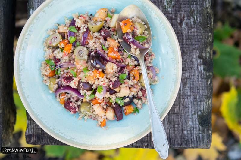 Quinoa s pečenou  kořenovou zeleninou a olivami