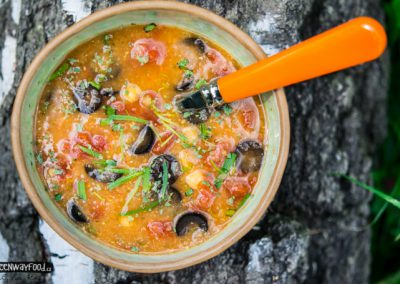 Cizrnová polévka s estragonem, rajčaty a olivami