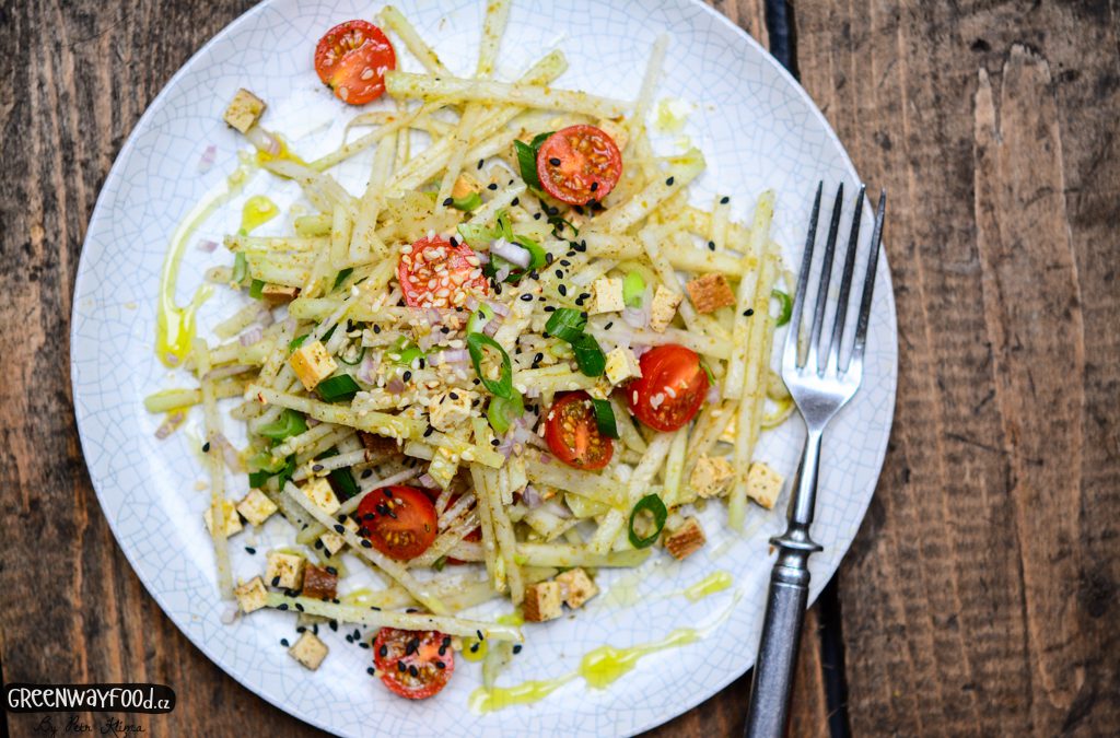 Za´atar kedlubnový salát s uzeným tofu