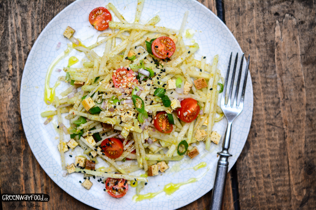 Za´atar kedlubnový salát s uzeným tofu