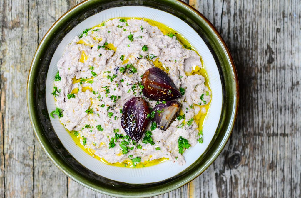 Tofu pomazánka  s pečenou červenou cibulí