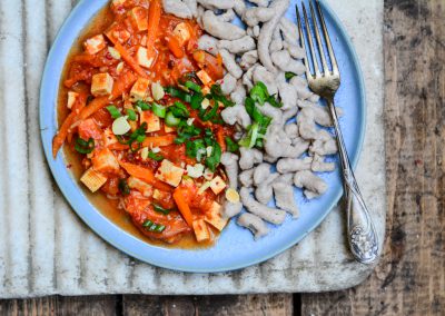 Tofu s mrkví na růžovém pepři  s pohankovými nočky