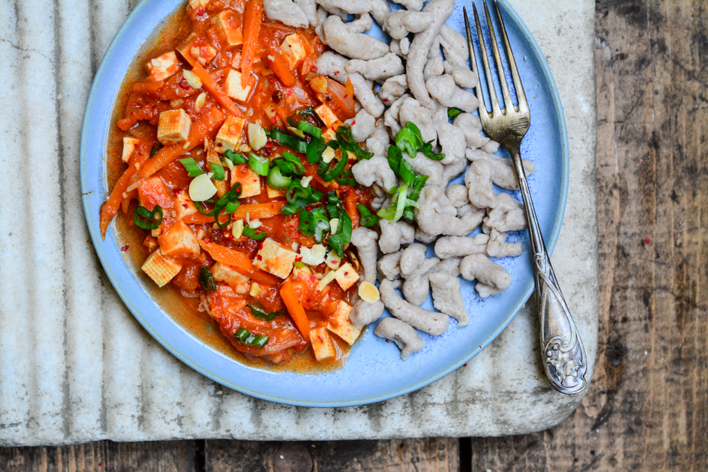 Tofu s mrkví na růžovém pepři  s pohankovými nočky