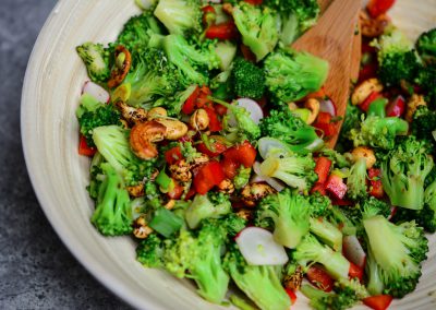 Brokolicový salát s kořeněnými kešu ořechy