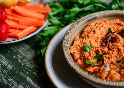 Harissa hummus se sušenými rajčaty