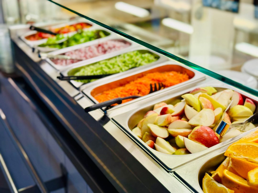 Ze školní jídelny č. 3 – salátový bar