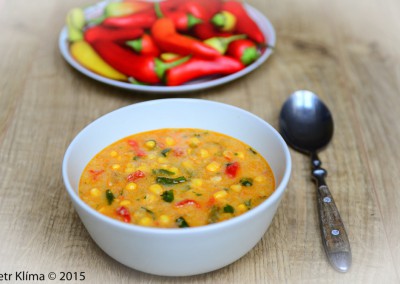 Pikantní kukuřičná polévka s paprikami a čerstvým koriandrem