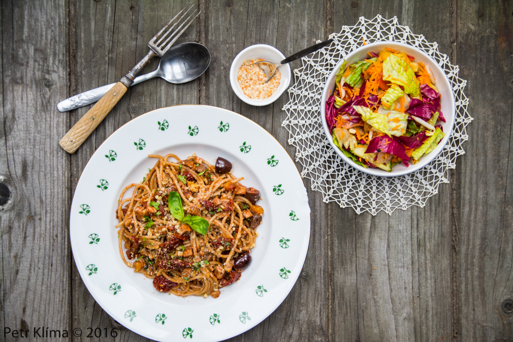 Špagety s tofu, olivami a vlašskými ořechy