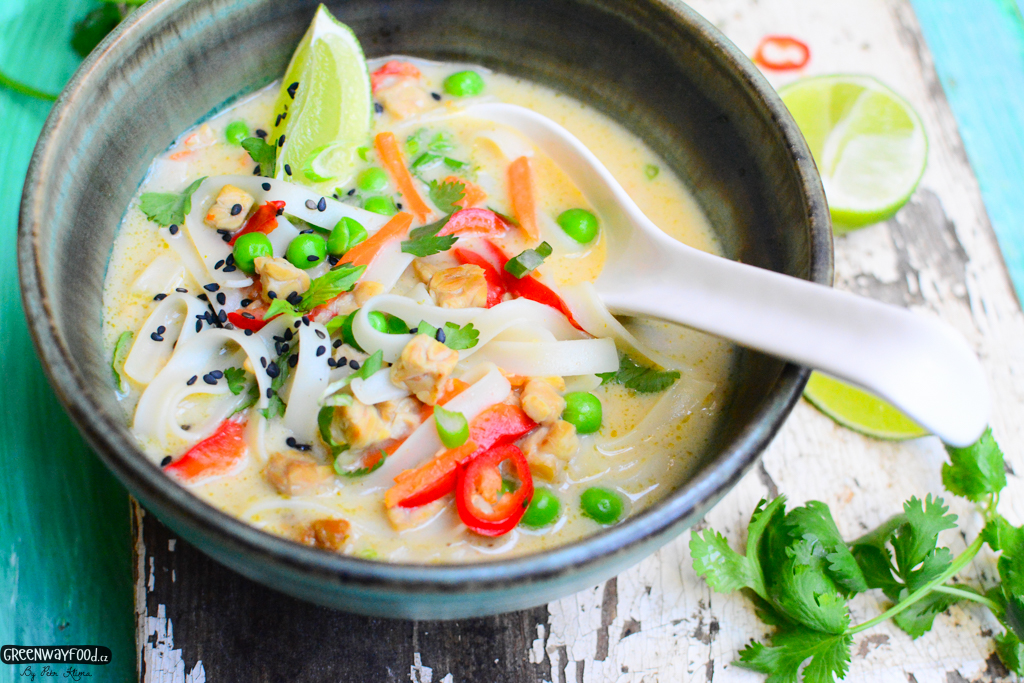 Thajská zeleninová polévka  s bílým tempehem