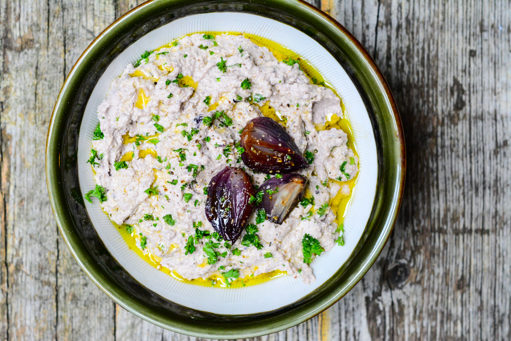 Tofu pomazánka  s pečenou červenou cibulí