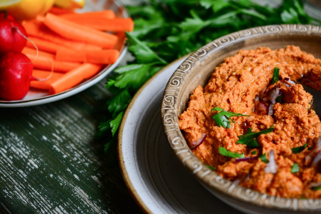 Harissa hummus se sušenými rajčaty