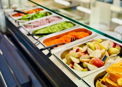 Ze školní jídelny č. 3 – salátový bar